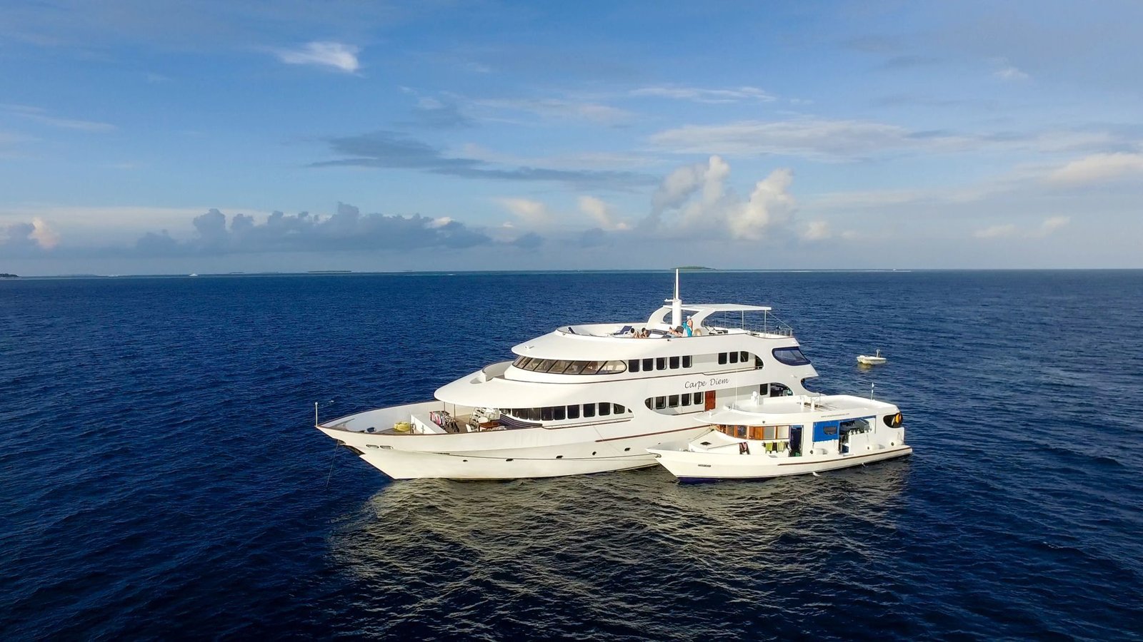 Le Carpe Diem et son bateau de plongée