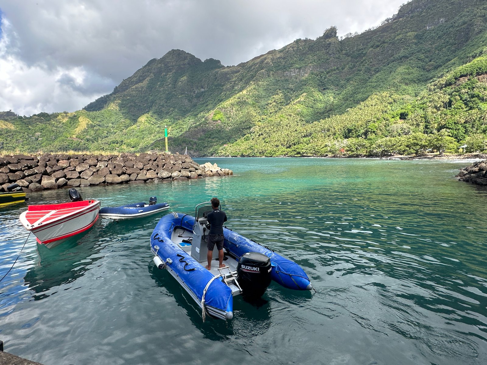 Des embarcations au bord d’une baie des Marquises