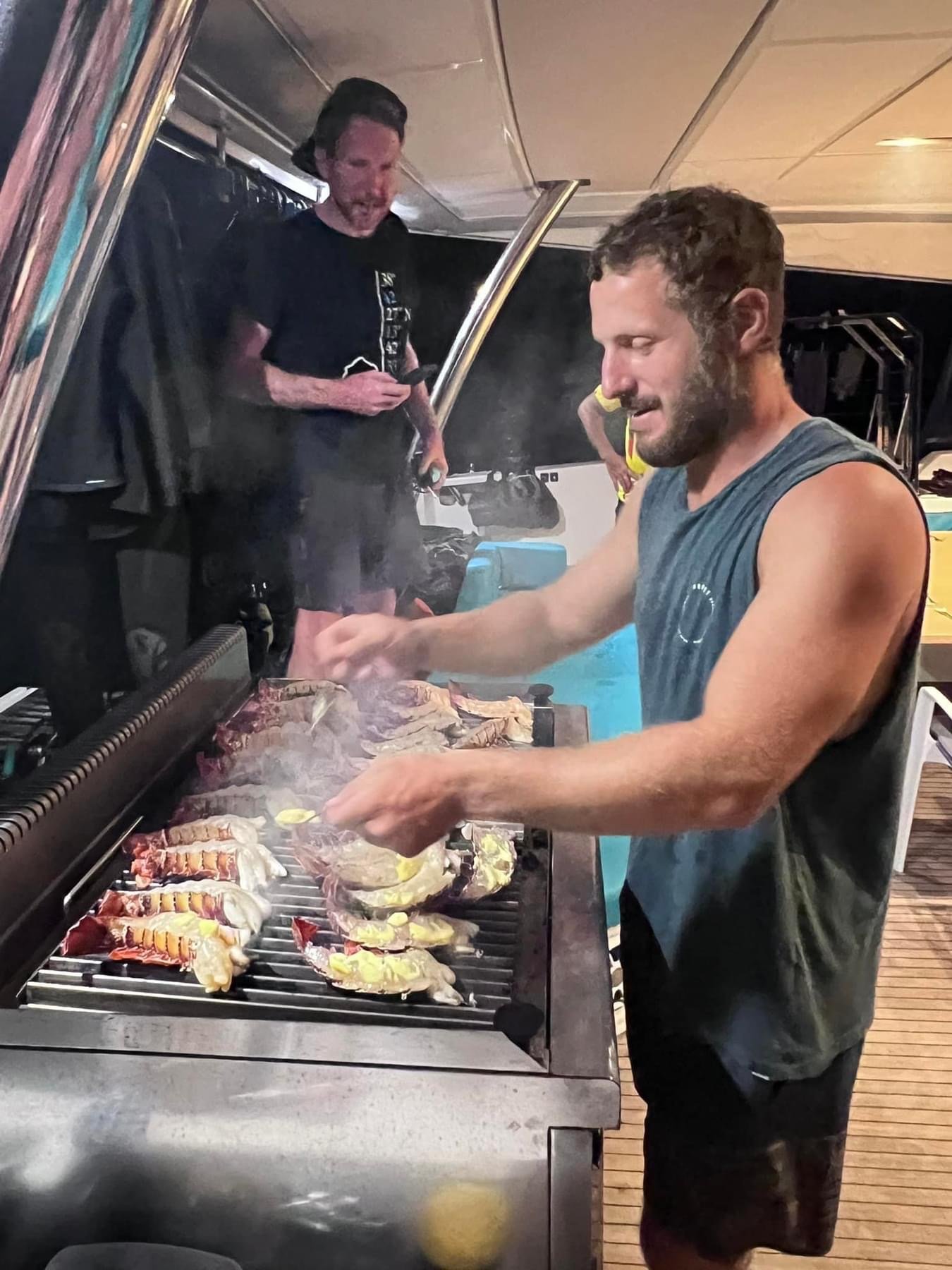 La préparation d’un repas à bord du catamaran