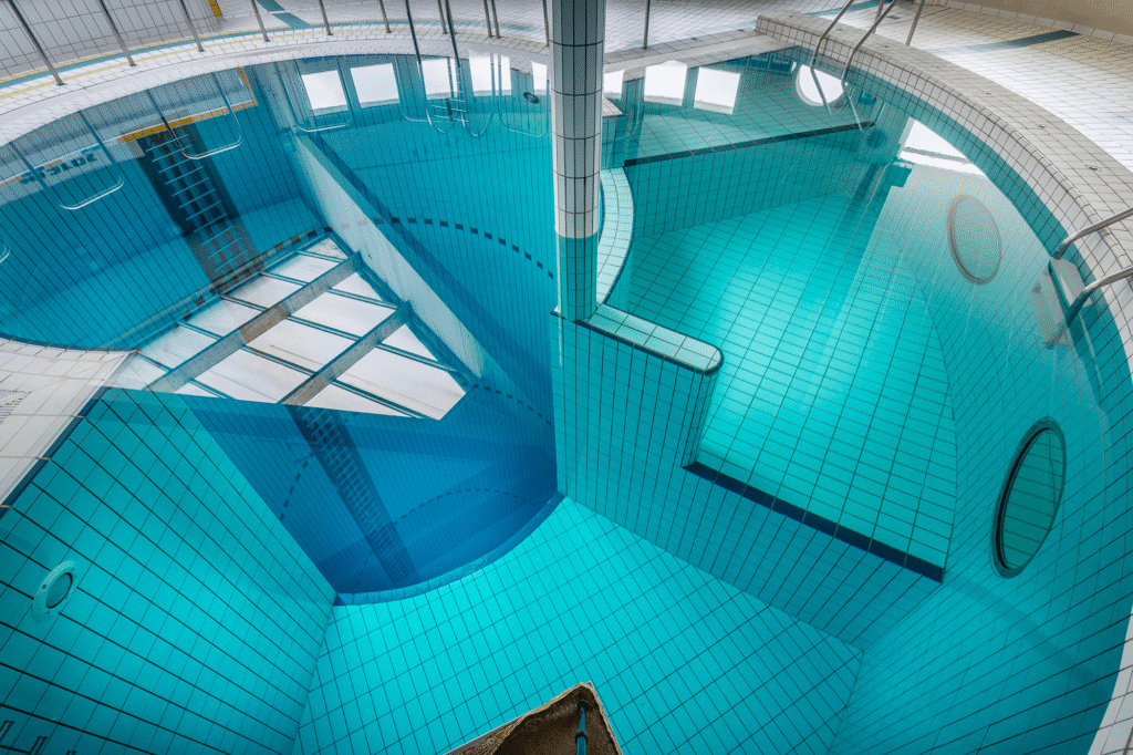 Vue intérieure de la fosse de plongée du centre aquatique de Conflans-Sainte-Honorine