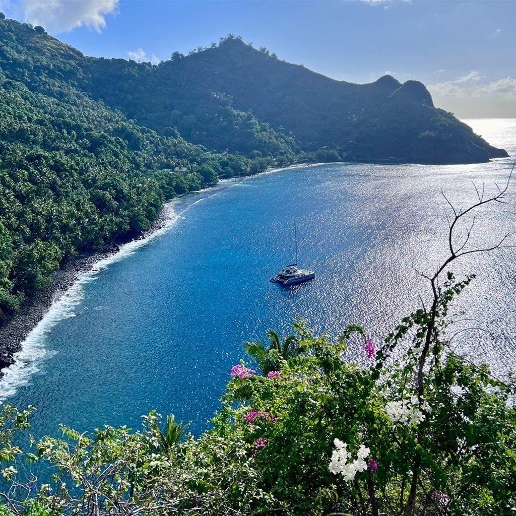 Catamaran au mouillage dans une baie des îles Marquises