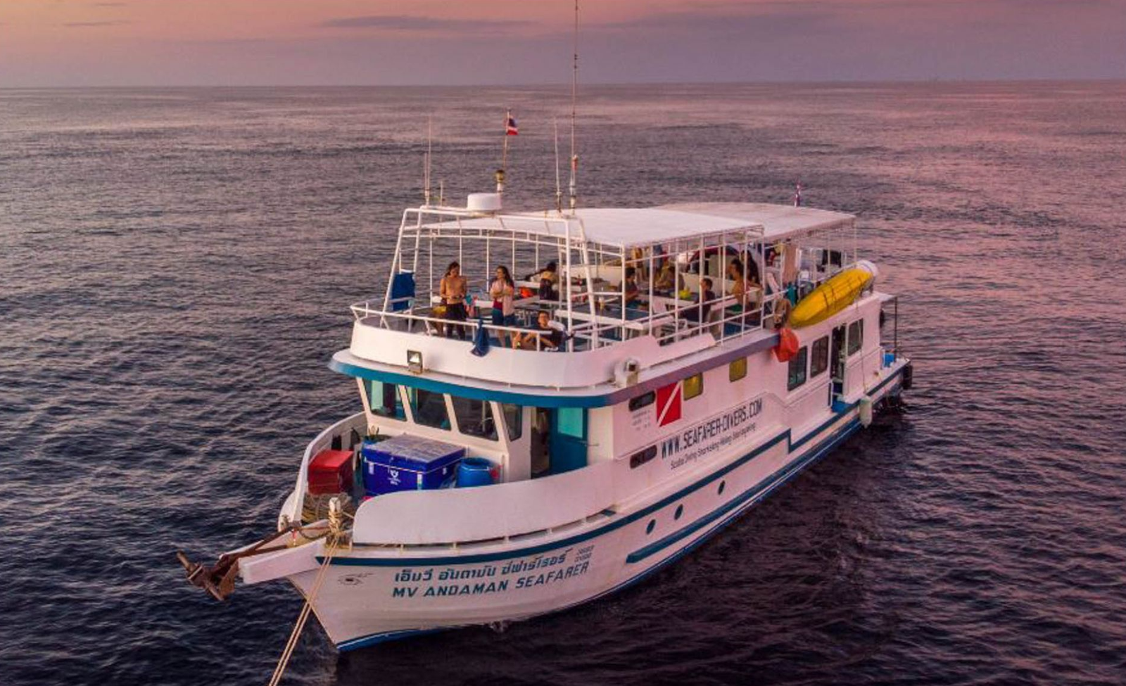 Le MV Seafarer sur la mer au coucher du soleil