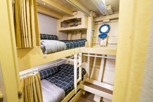 Cabine à bannettes superposées du MV Seafarer