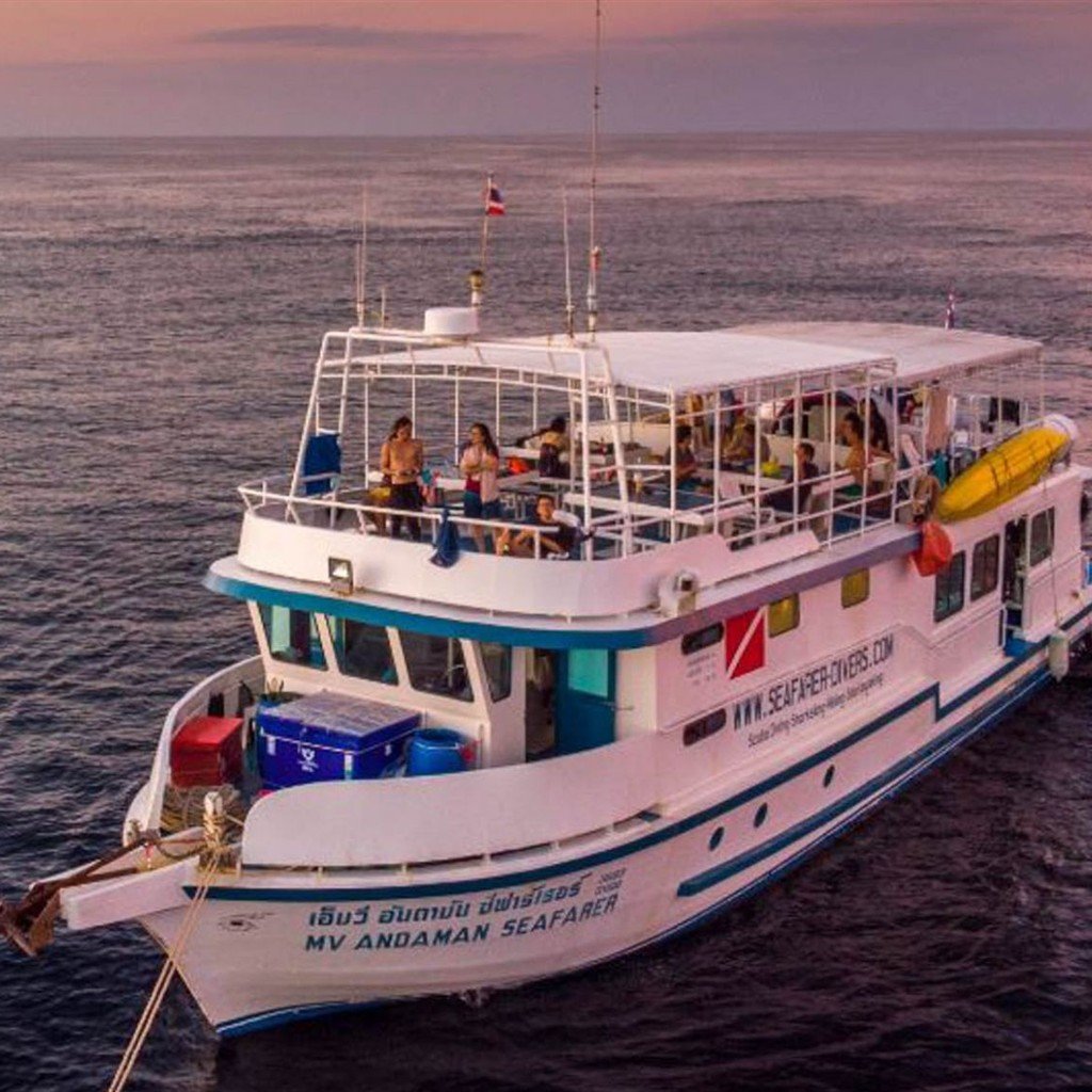 Le MV Seafarer au coucher du soleil — vignette carrée